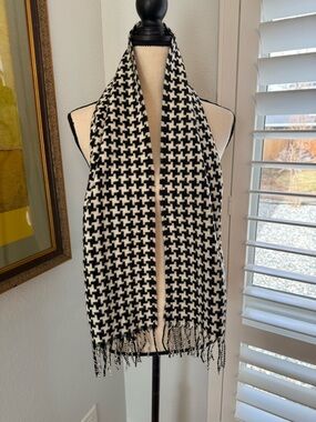 Black and off-white checked scarf